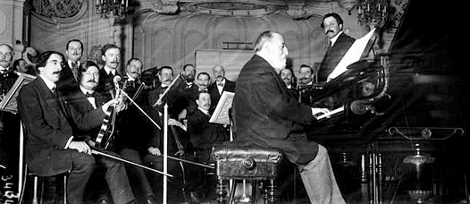 1913年サル・ガヴォーにて、コンサートグランドピアノモデルNO.5を弾くカミーユ・サン＝サーンス指揮は若き日の巨匠ピエール・モントゥー