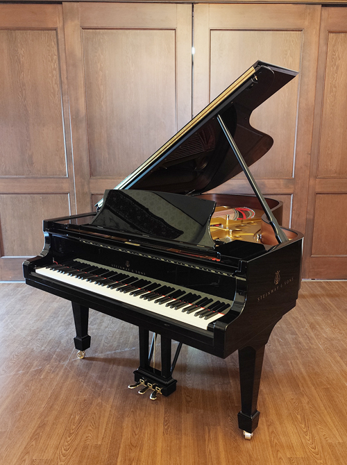 スタインウェイ B-211