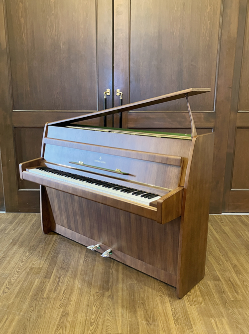 スタインウェイ F-104